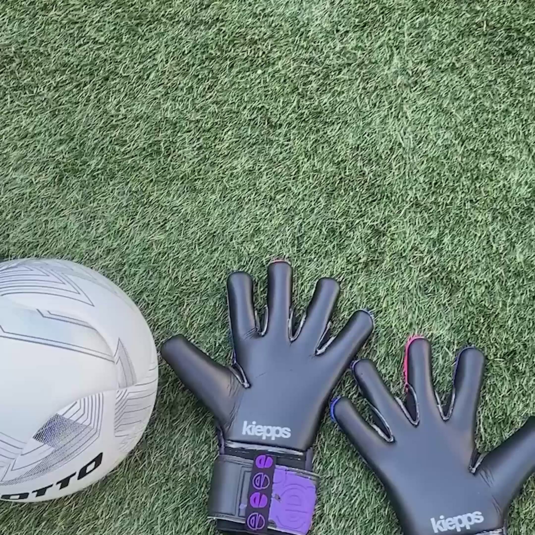 ゴールキーパーグローブ：ジャッカル PRO™ パープル レイジ ゴール